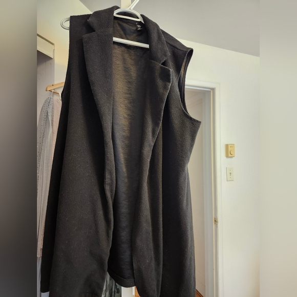 SHEIN Black Sleeveless Vest - Picture 1 of 2